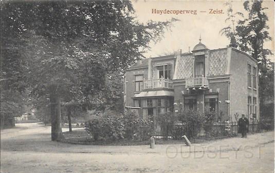 Wilhelminapark0011, Huydecoperweg 2-4, Villa Penserosa..jpg - Huydecoperweg nr. 2 en 4 hoek Woudenbergseweg zijn gebouwd in 1880. Huydecoperweg nr. 2 werd in 1906 bewoond door A.H. Hickman, Ambtenaar S.S. en in 1918 kreeg het huis een naam genaamd: “Penserosa.”. Toen woonde hier J. Th. Swartzenburg, uitgever. Op nr. 4 woonde op de zelfde tijd de Dames A. en J. Wijnand., dit huis bleef naamloos. En in 1918 woonde hier Th. De Zeeuw en was Gediplomeerde Ziekenverpleger aan het Ziekenhuis aan de Krullelaan hoek Woudenbergseweg 12 (42). Opname van 1918.
